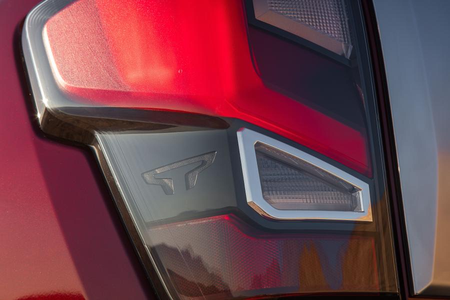 Детали экстерьера Nissan Titan Platinum Reserve Crew Cab 2019 года  (фото 27 из 35)